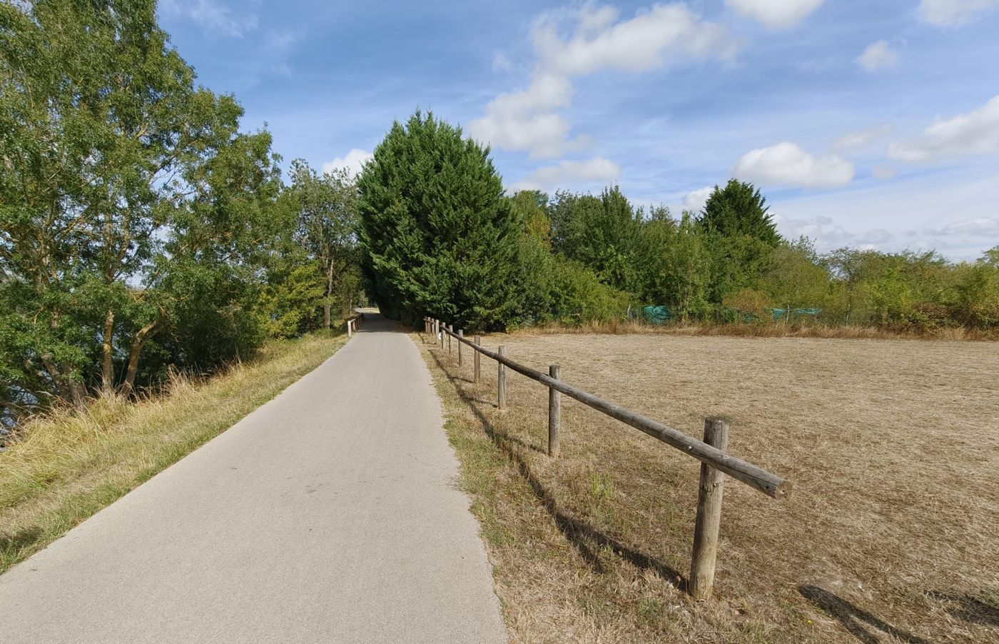 Chemin bordé d’une barrière en bois, près du stade du Bray
