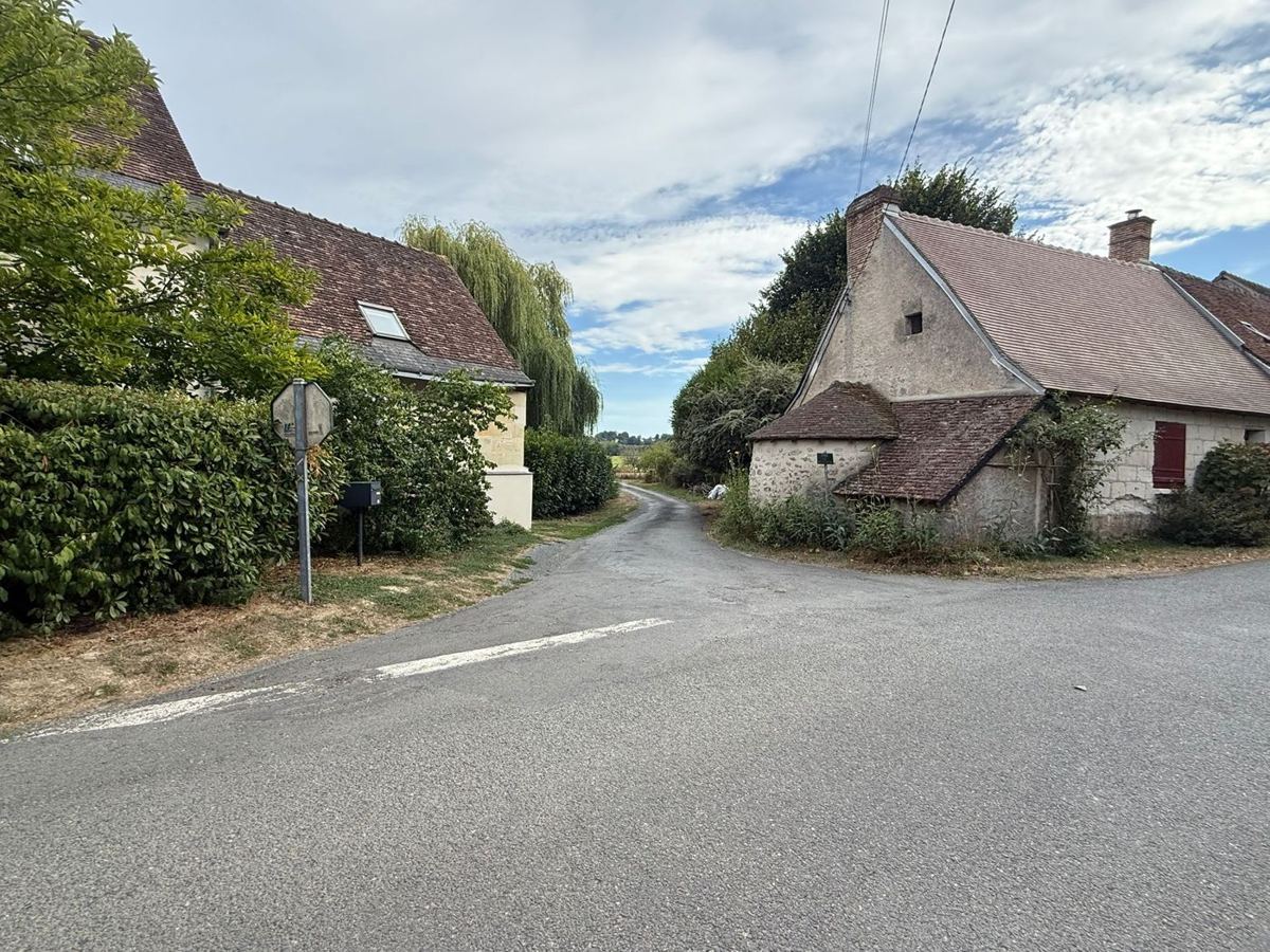 Maisons en pierre de tuffeau à un carrefour de Savonnières
